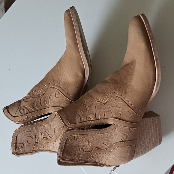 Dolce Vita Silvan Bootie - Picture 6 of 9